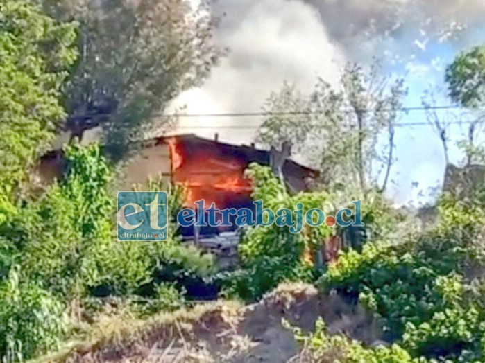 Una de las tres viviendas en los momentos en que está siendo consumida por el fuego.