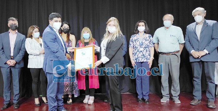 EL PRIMER PASO.- En el Teatro Municipal de Santa María la mañana de este martes se recibió la Certificación Básica del SCAM para dicha comuna.