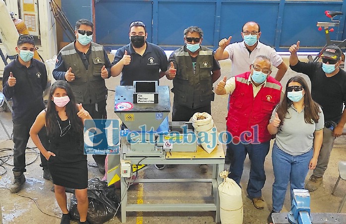 EL EQUIPO COMPLETO.- Ellos son los estudiantes de la especialidad Mecánica Industrial y la comitiva de la Escuela Agrícola.