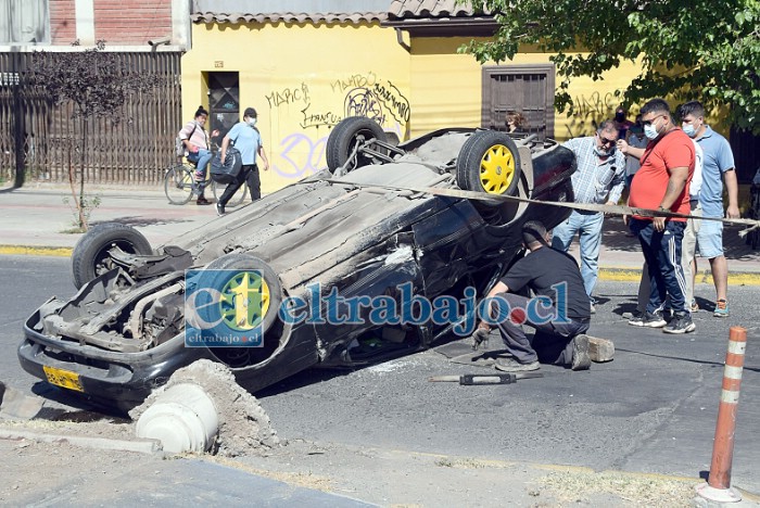 EL CHOQUE DEL DÍA.- El impacto fue tan fuerte que el auto de transporte público dio varias vueltas y se estrelló contra los bolardos de la ciclovía que hay en el bandejón.