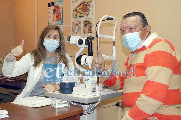 Ella es la Dra. Valeria Oliva Biénzobas, quien comenzó haciendo estas intervenciones pioneras en el Valle, a su lado el feliz paciente.