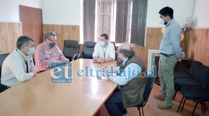 El alcalde Gonzalo Vergara junto al Secplac Eduardo León, se reunieron con los representantes de los viñateros de la comuna para ver los detalles de lo que será la ejecución de este inédito proyecto.