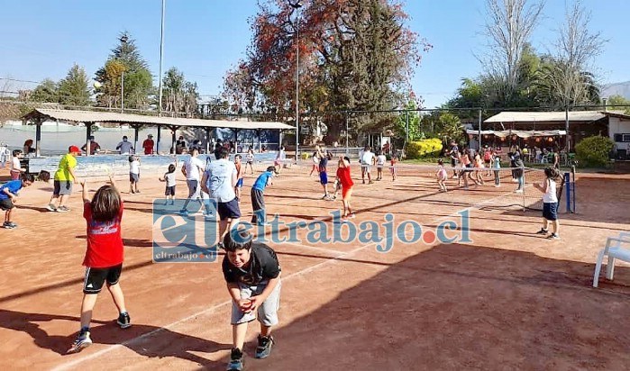 Muchos son los niños y niñas que integran la Escuela de Tenis del Club Valle de Aconcagua.