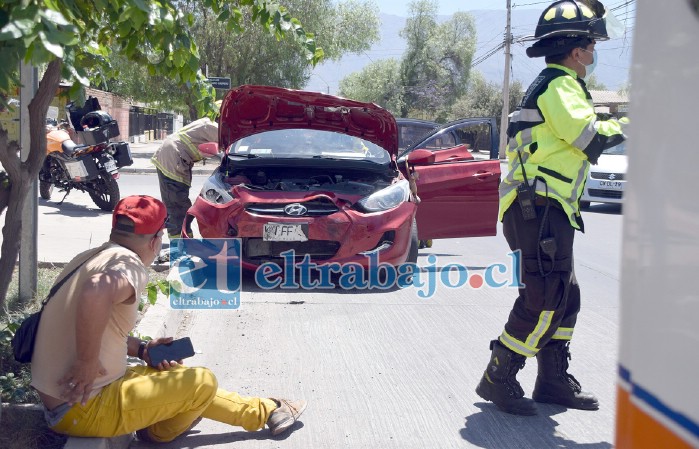 SALVOS DE MILAGRO.- El conductor de este vehículo, en primer plano, ve con impotencia cómo sus familiares y él mismo corrieron grave peligro tras la embestida del temerario chofer que conducía el otro auto y se dio a la fuga.