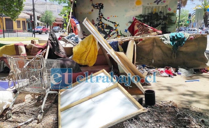 LA CARA FEA DE LA CIUDAD.- Este es el escenario de suciedad, malos olores y fogatas en la noche en pleno bandejón de la avenida frente al Líder.