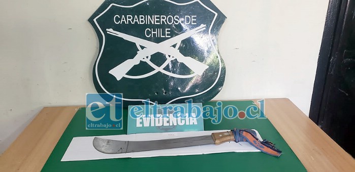 Este es el machete o sable con el cual el imputado amenazaba a la gente en la Plaza de Armas de Santa María.