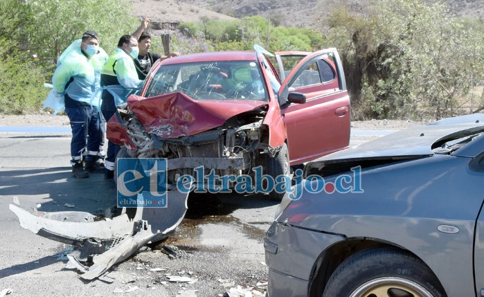 SALVÓ DE MILAGRO.- En este vehículo rojo viajaba la mujer que resultó herida tras la potente colisión.