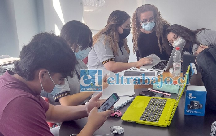 HORAS EXTRA.- Durante tres meses estos chicos debieron estudiar horas extra para su beneficio propio y también para su equipo estudiantil.