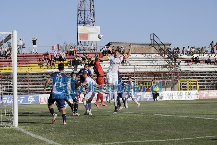 El central y capitán Jesús Pino intenta ganar por alto al portero Rodríguez. (Foto: Jaime Gómez Corales)