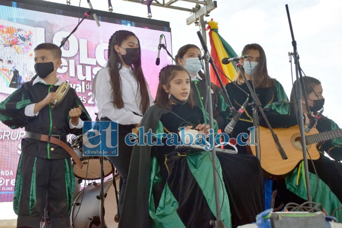 PRECIOSA ESTUDIANTINA.- Ellos son los integrantes de La Estudiantina de la Escuela Mateo Cokljat, de Tierras Blancas, quienes alegraron musicalmente el festival.