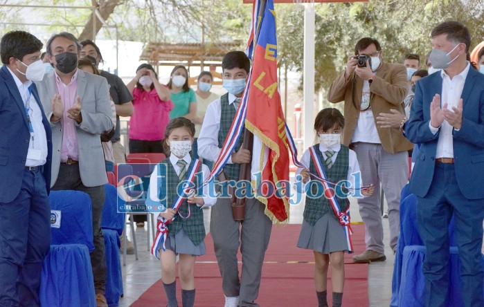 SANGRE JOVEN.- Ellos son la nueva generación de estudiantes de la Escuela La Higuera, quienes levantaron muy en alto el estandarte de su casa estudiantil.