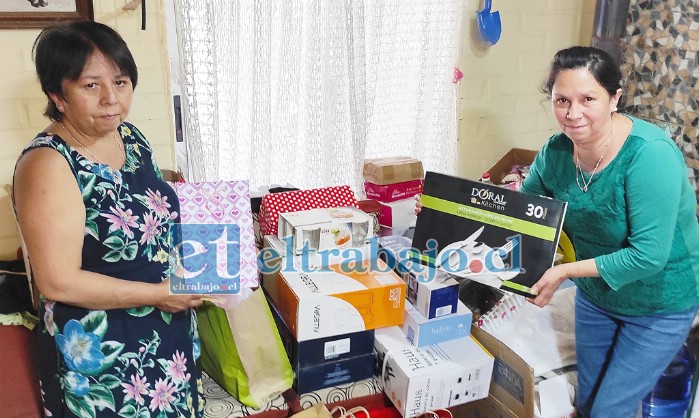 TODOS CON ISIDORA.- Doña Verónica y Maritza, familiares de la pequeña Isidora, nos muestran varios de los premios para el gran Bingo Solidario que se jugará este sábado en la Segunda Compañía de Bomberos de San Felipe, este sábado a partir de las 16:00 horas, cada bingo vale $2.000.