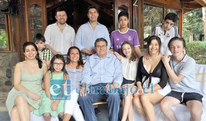 Rolando Stevenson Velasco junto a su familia.