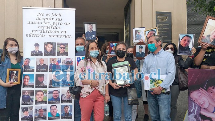 Familiares de los fallecidos afuera del Ministerio de Defensa hasta donde llegaron a reunirse con el ministro Prokurica.