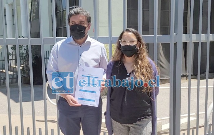 Alcalde de San Esteban, Christian Ortega, junto a la Directora Jurídica del municipio, Gabriela Fernández, presentaron la querella la mañana de ayer en el Tribunal de Garantía de Los Andes.