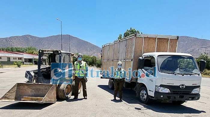 Personal de Carabineros de la SIAT y Carreteras junto a los vehículos recuperados la noche del viernes pasado en la ruta 5 Norte.