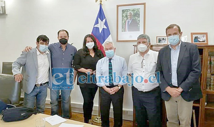 El parlamentario junto a dirigentes sociales se reunió con el ministro Enrique Paris en Santiago para hacerle ver esta necesidad imperiosa de contar con una sala de quimioterapia en el Valle del Aconcagua.