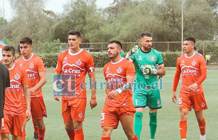 HISTORIA REPETIDA.- Parte del equipo sanfelipeño abandona resignado el campo de juego del estadio Municipal de La Pintana.