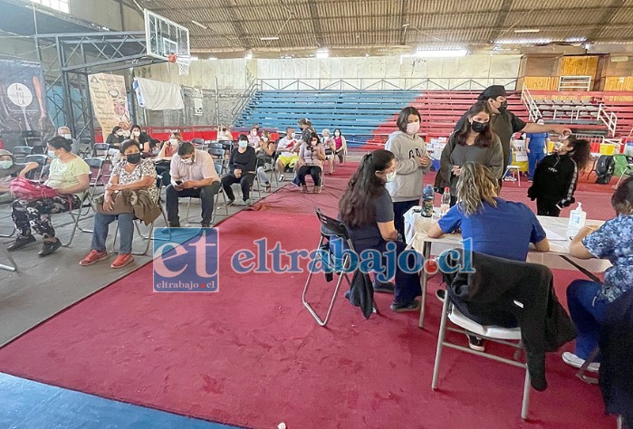 El equipo de salud municipal del Cesfam Segismundo Iturra que atiende en el Fortín Prat, ha ejecutado más de 80 mil inoculaciones entre primera, segunda y dosis de refuerzo, atendiendo un promedio de casi 700 personas diarias.