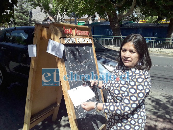 Aurelia nos muestra el letrero y los partes que le ha cursado el municipio.