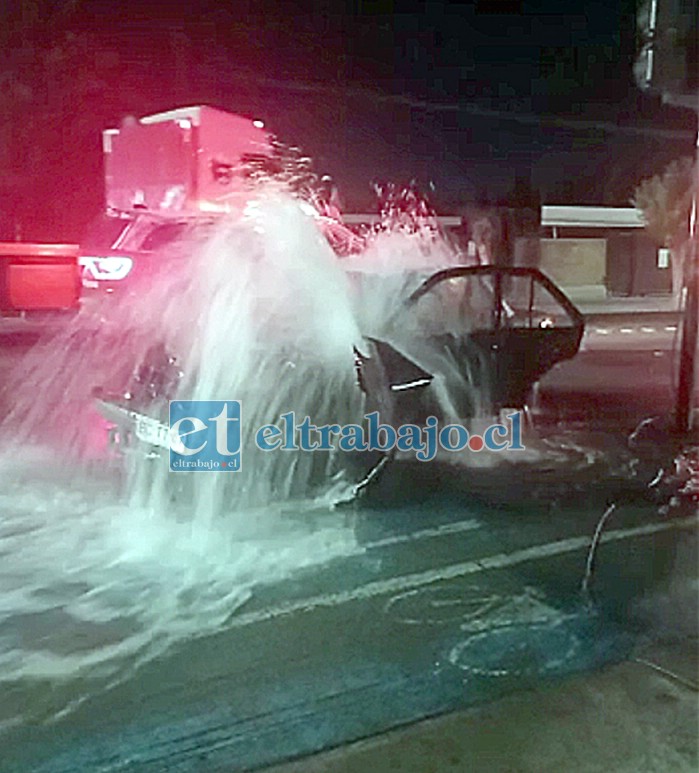 El auto negro incrustado en el grifo frente al supermercado A Cuenta de Avenida Maipú.