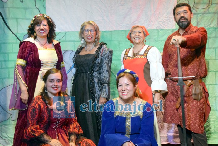 CONCIERTO DE CIERRE.- Arriba: Ximena González, mezzosoprano, guitarra, darbouka, tambor barroco; Soledad Rojas, mezzosoprano; Gladys Hernández, contralto, percusiones y menores; Jorge Gaete, barítono, guitarra, flauta, director. Abajo: Leyla Castillo soprano; Claudia Sánchez mezzosoprano, tambor barroco, percusiones menores.