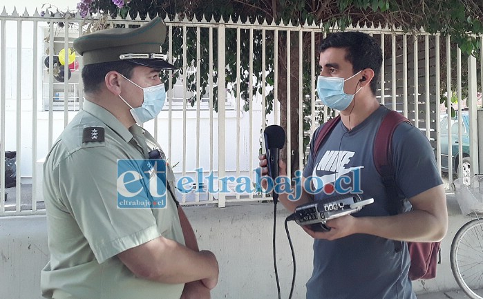 El capitán Rafael Ramírez Vallejos entregando la información al periodista Raúl López de Radio Aconcagua.