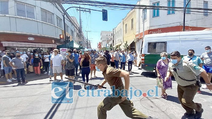 Carabineros sale corriendo en busca de las personas que participaron en la riña. (Foto TVmasLlayllay)