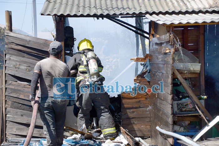 APOYEMOS AHORA.- Entre vecinos y bomberos lograron frenar las llamas, pero nada se pudo recuperar.