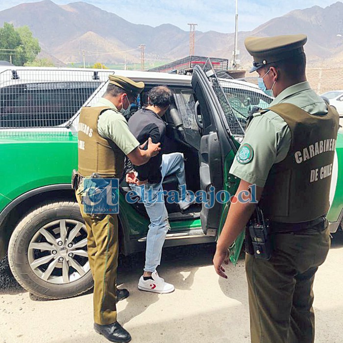 El imputado subiendo al carro policial custodiado por personal de Carabineros de San Felipe.