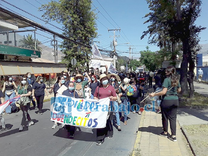 Ayer en la mañana las tías paralizaron sus actividades y salieron a las calles a machar.