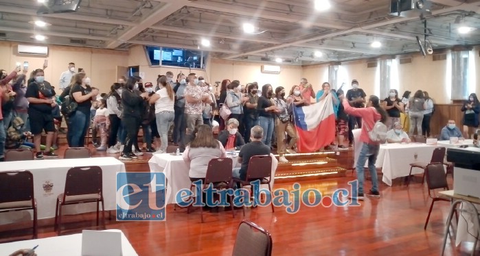 Parte de las familias del comité de vivienda LGTB irrumpieron en el teatro municipal para protestar frente a la alcaldesa Carmen Castillo.