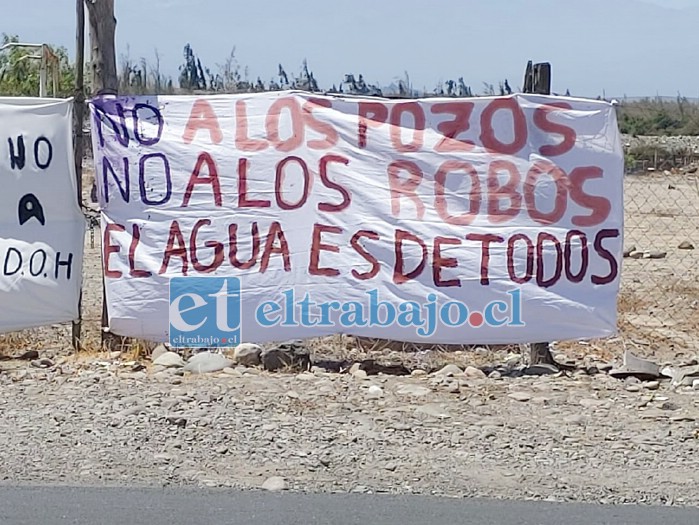 Acá algunos de los letreros instalados en protesta por la construcción de los pozos en Calle Herrera.