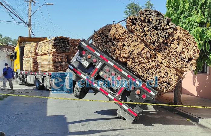 EN EL LUGAR JUSTO.- Las cámaras de Diario El Trabajo captan la escena, ese árbol evitó que el acoplado cargado de madera cayera sobre la vivienda.