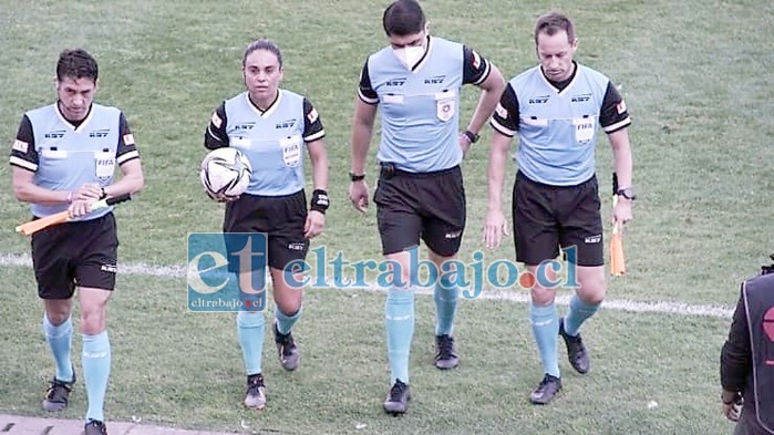 En La Serena María Belén Carvajal se convirtió en la primera mujer en arbitrar un partido de la Primera A. En la imagen la sanfelipeña aparece junto a sus asistentes de turno.