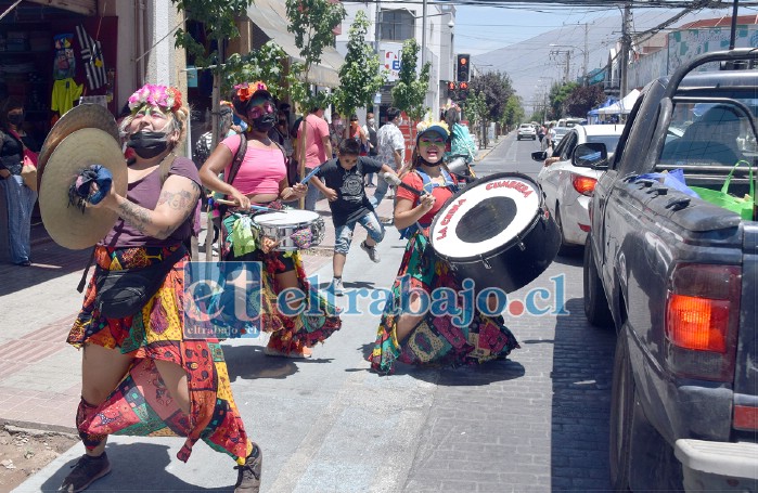 EN RÍO REVUELTO…- Desde Santiago llegaron también estas chicas, armaron su comparsa y aprovecharon las aglomeraciones para recoger sus ganancias.