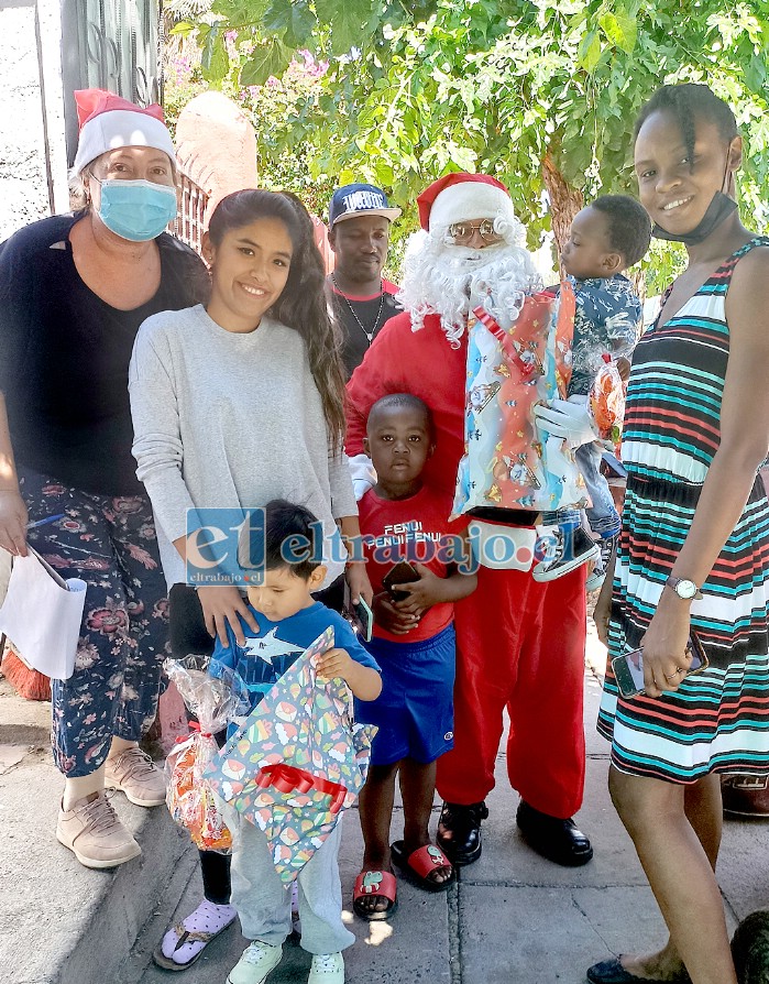 ES NAVIDAD.- Niños hijos de migrantes y niños chilenos también recibieron con alegría a su anhelado Viejito Pascuero.