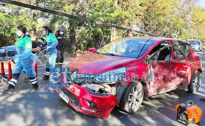 EN EL LUGAR.- Las cámaras de Diario El Trabajo registran el momento del rescate vehicular, en la gráfica vemos cómo el conductor es trasladado por personal médico a la ambulancia del SAMU.