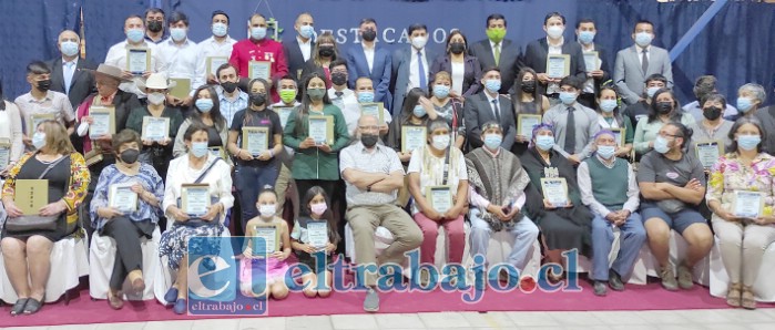 LOS MEJORES DEL AÑO.- En esta gráfica panorámica vemos a la mayoría de santamarianos que fueron destacados por el Municipio la noche de este lunes en el patio techado del Liceo Bicentenario Darío Salas.