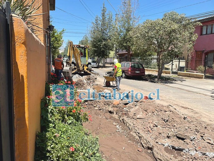 Obreros trabajando en la vereda de calle Joaquín Oliva. Las máquinas y la tierra son el principal problema. Súmele la rotura de cañerías que dejó sin agua a los vecinos.