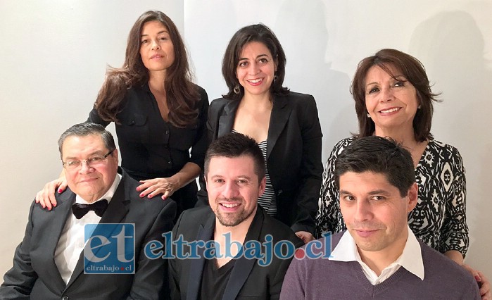 MÁS UNIDOS QUE NUNCA.- Izq. a derecha: Marisol, Carolina, doña María Cristina, Rolando, Juan Pablo y Felipe, la familia completa compartiendo en armonía.