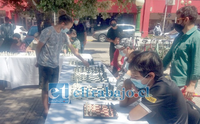 DESTREZA MENTAL.- La actividad se desarrolló en el frontis de la Municipalidad, en la Plaza de Armas.