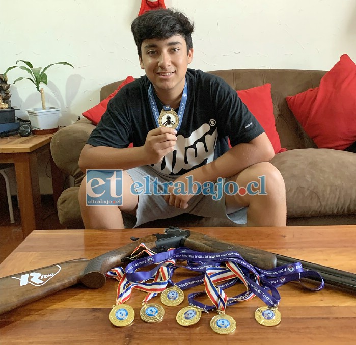 MUCHOS TROFEOS.- En su casa de habitación este joven nos mostró algunos de sus trofeos.