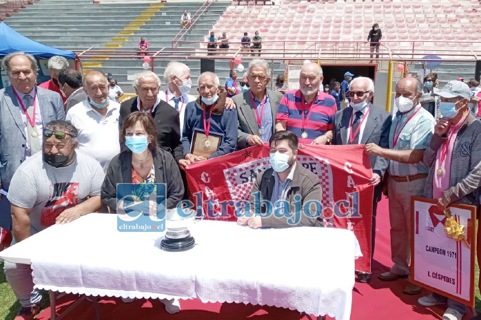 Sobrevivientes de la hazaña del 71 posan para las cámaras junto a algunos invitados.