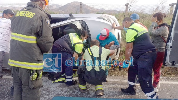 Bomberos rescató a un hombre que volcó en su vehículo en Santa María.