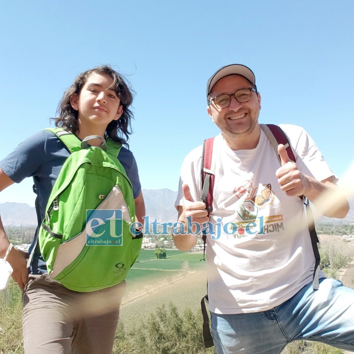 El estudiante Nicolás Urra Valenzuela, ganador del Foro Internacional en educación básica, junto al profesor encargado de la Academia de Ciencias y Astronomía de la Escuela El Sauce, Carlos Montenegro.