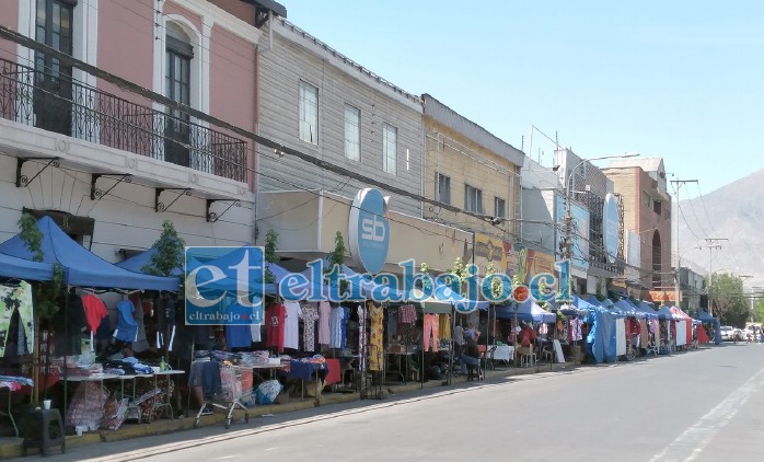 Toldos del comercio ambulante no dejan espacio para circulación de peatones por calle Coimas, situación se replica en otras arterias del centro de la ciudad.