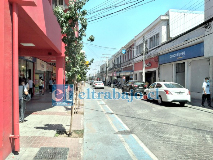 CALLES LIBRES.- Radical fue el cambio experimentado en el centro de la ciudad en estas últimas semanas. Primero fue la enorme afluencia de público por las compras navideñas, lo que verdaderamente colapsó a mitad de la semana pasada. Luego cerraron algunos tramos de Prat y permitieron al comercio ambulante (que no tiene permiso) bajar con sus puestos a la calzada, lo que derivó en un desorden absoluto, donde los comerciantes con sus puestos se olvidaron de dejar espacio a sus clientes. Hoy por fin las calles vuelven a estar despejadas para que nosotros, los vecinos, podamos transitar por ellas.