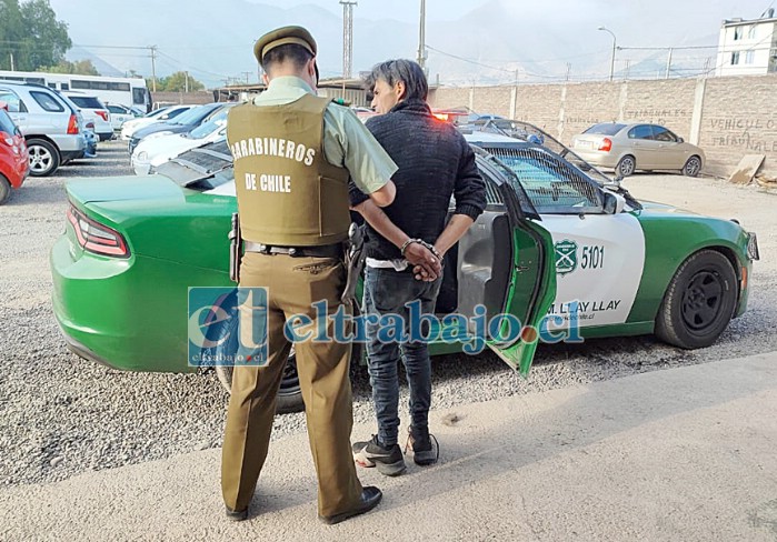 El imputado saliendo del cuartel de Carabineros custodiado por personal policial.