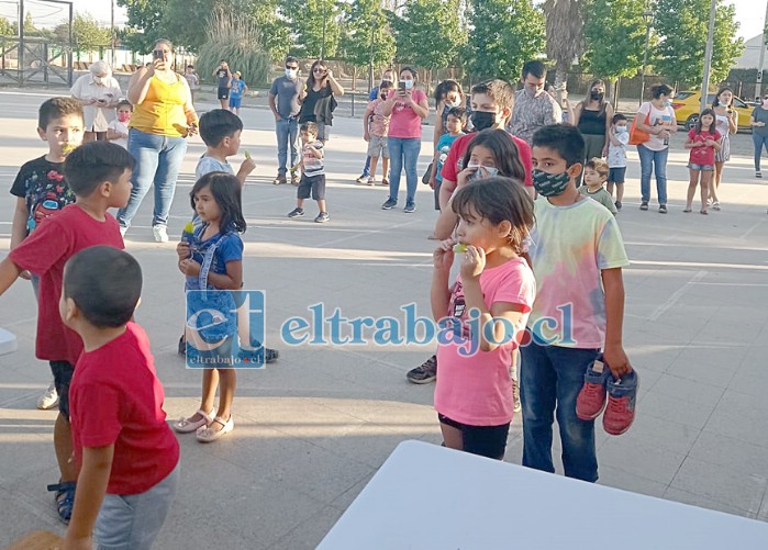 En total fueron más de 100 menores los agasajados en la fiesta navideña organizada por la Junta de Vecinos de la Villa El Carmen.
